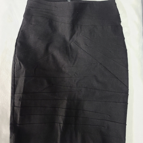 2/25$ 🛍 Dynamite Black Pencil Skirt - Picture 1 of 2